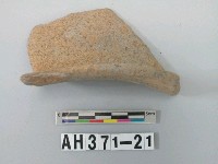 藏品(灰褐色粗砂陶口緣殘件)的圖片